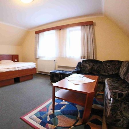 Hotel Koruna Karlstejn Luaran gambar