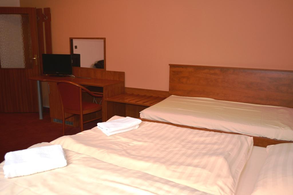 Hotel Koruna Karlstejn Luaran gambar