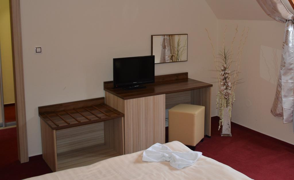 Hotel Koruna Karlstejn Luaran gambar