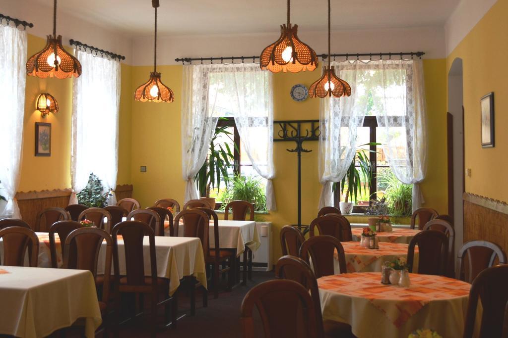 Hotel Koruna Karlstejn Luaran gambar