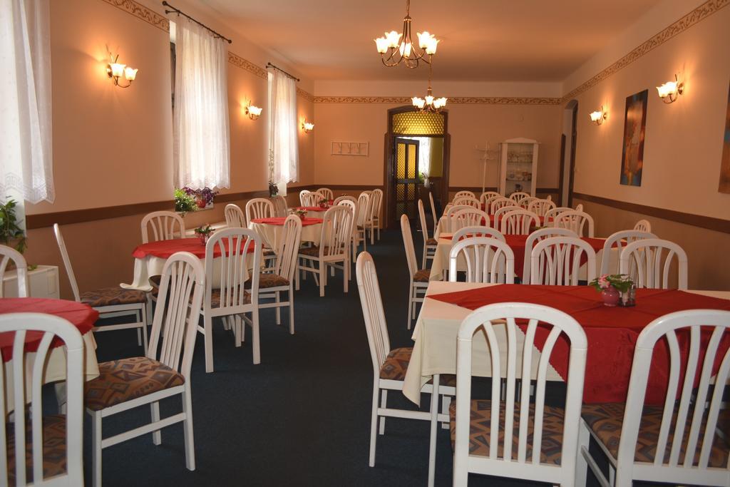 Hotel Koruna Karlstejn Luaran gambar