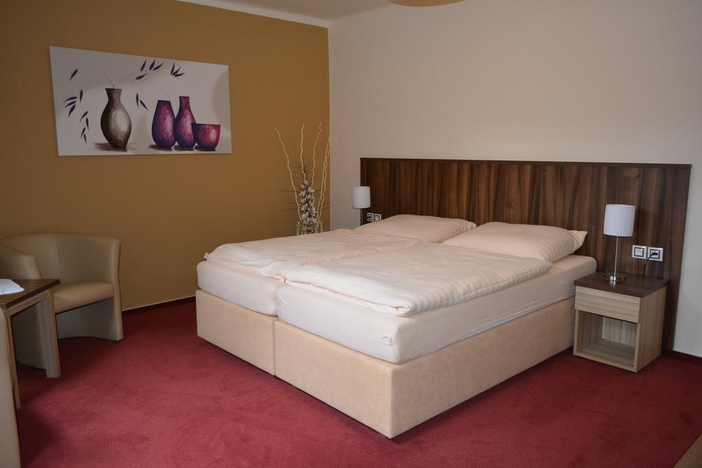 Hotel Koruna Karlstejn Bilik gambar
