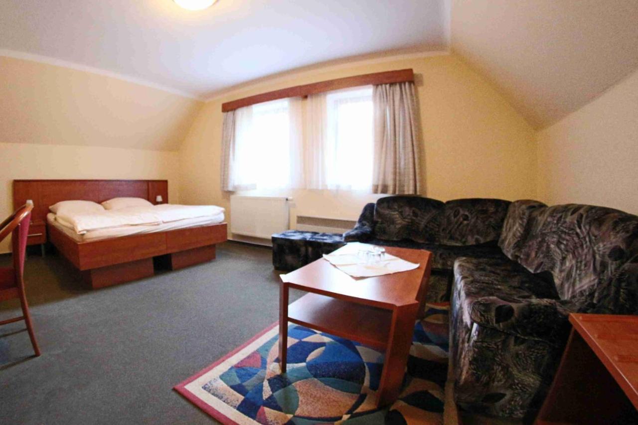 Hotel Koruna Karlstejn Luaran gambar