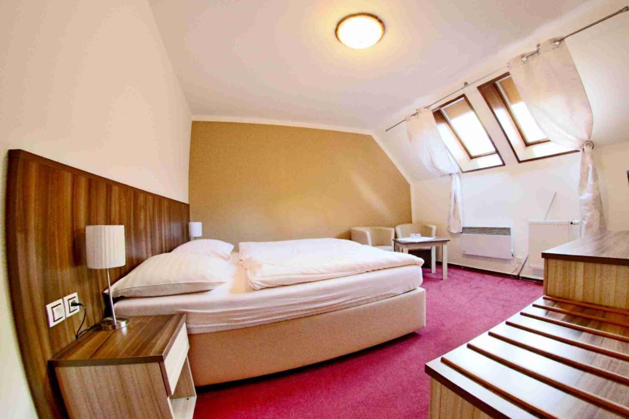 Hotel Koruna Karlstejn Luaran gambar