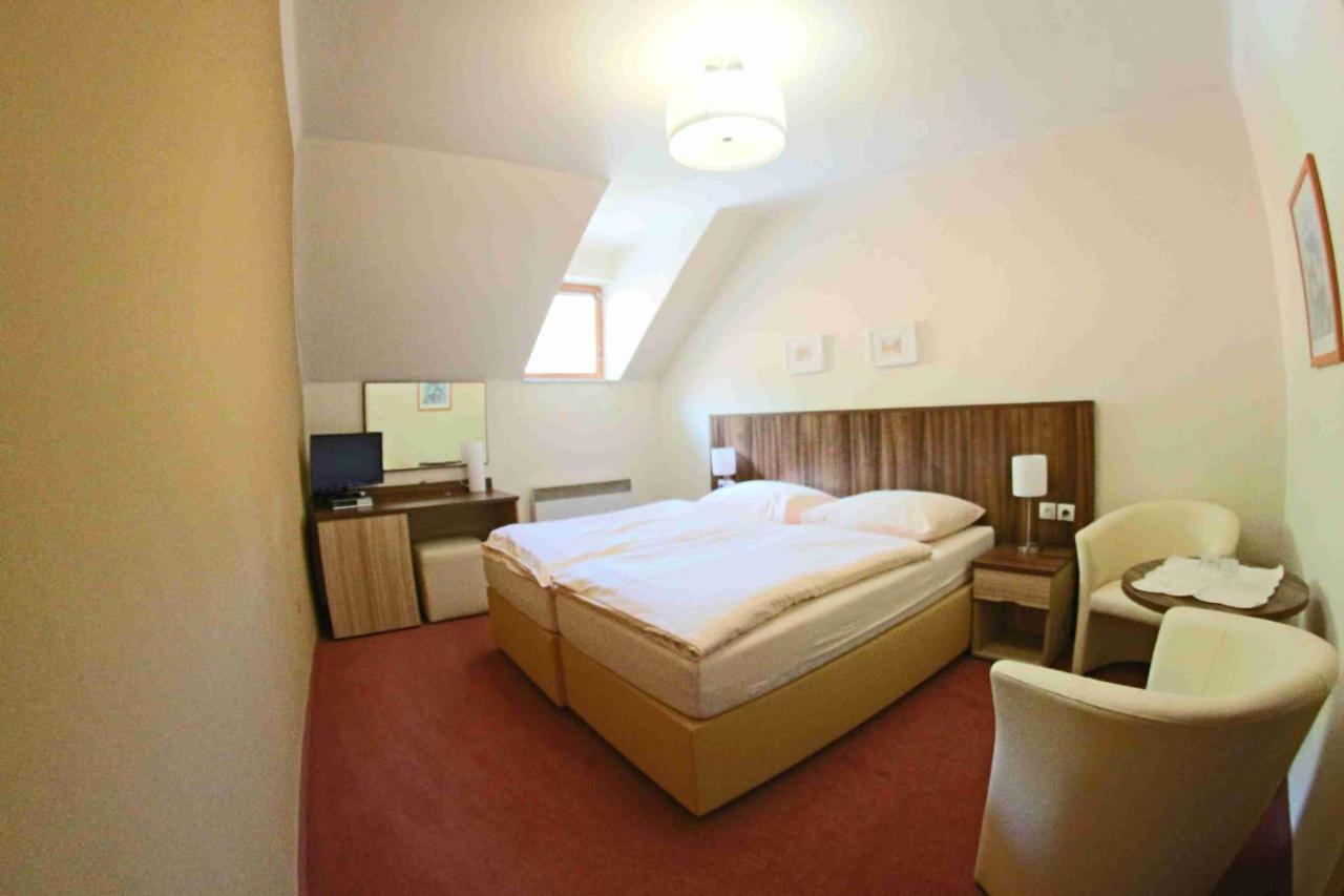 Hotel Koruna Karlstejn Luaran gambar