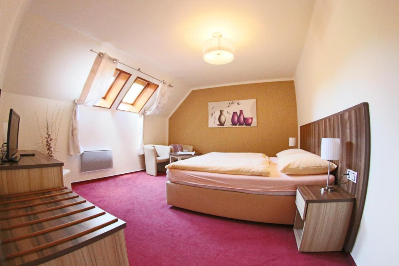 Hotel Koruna Karlstejn Luaran gambar