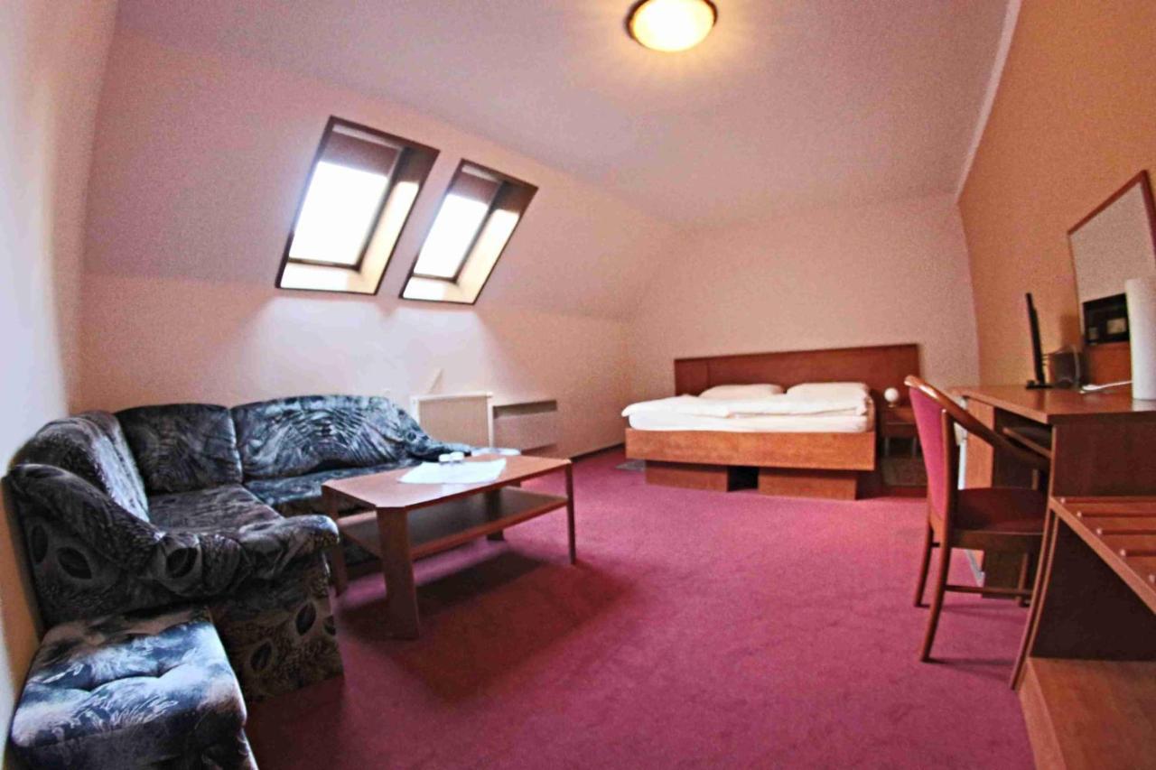 Hotel Koruna Karlstejn Luaran gambar