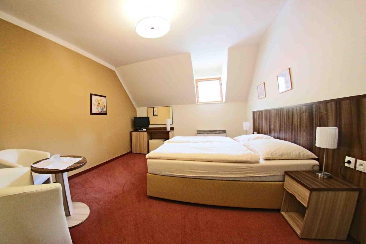Hotel Koruna Karlstejn Luaran gambar