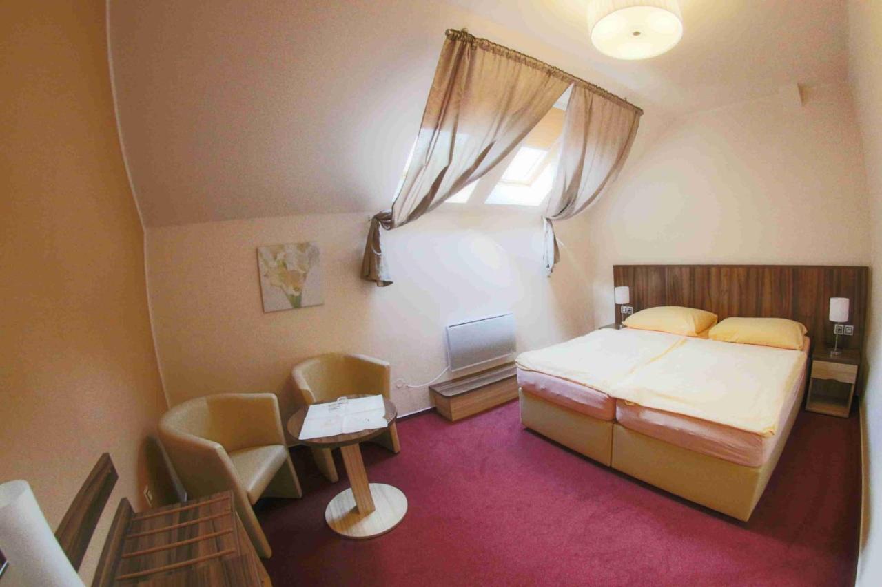 Hotel Koruna Karlstejn Luaran gambar