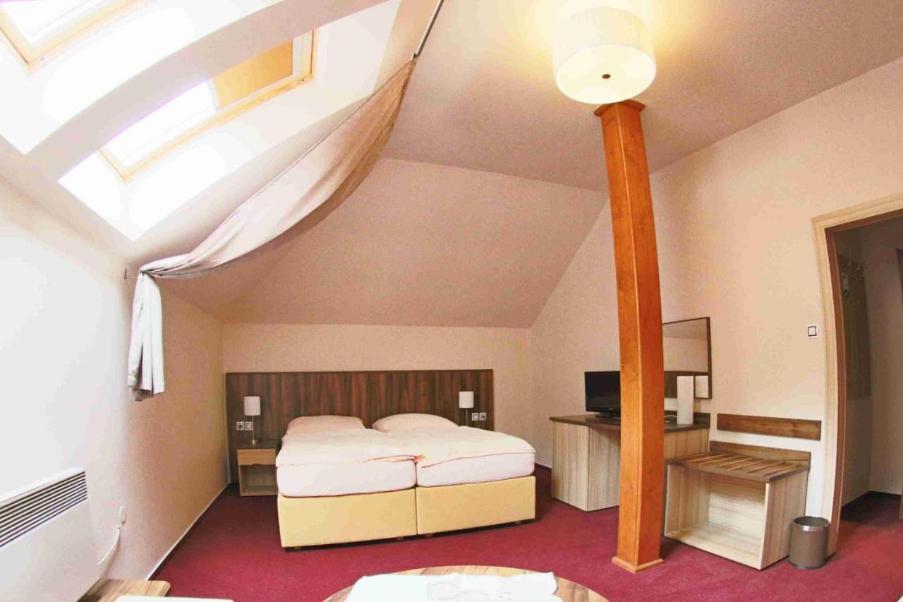 Hotel Koruna Karlstejn Luaran gambar