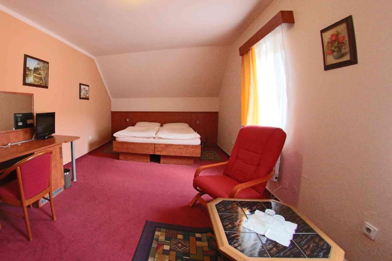 Hotel Koruna Karlstejn Luaran gambar