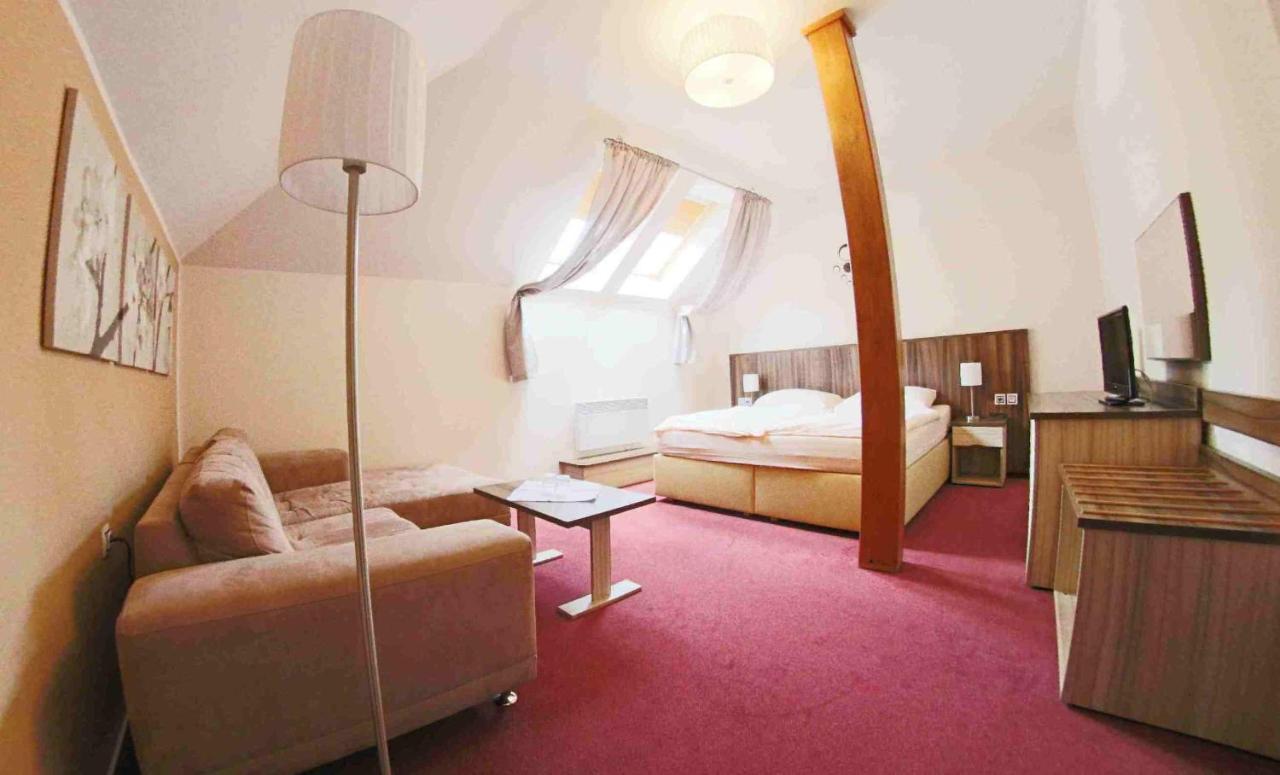 Hotel Koruna Karlstejn Luaran gambar