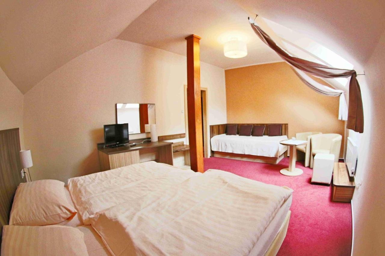 Hotel Koruna Karlstejn Luaran gambar